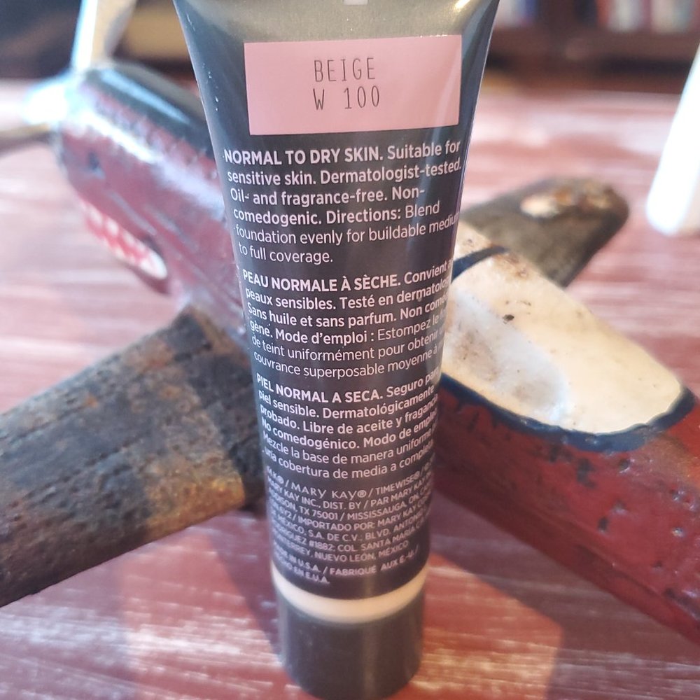Beige W 100 (Warm) Luminous 3D Foundation Normal to Dry Skin TimeWise - Picture 2 of 3